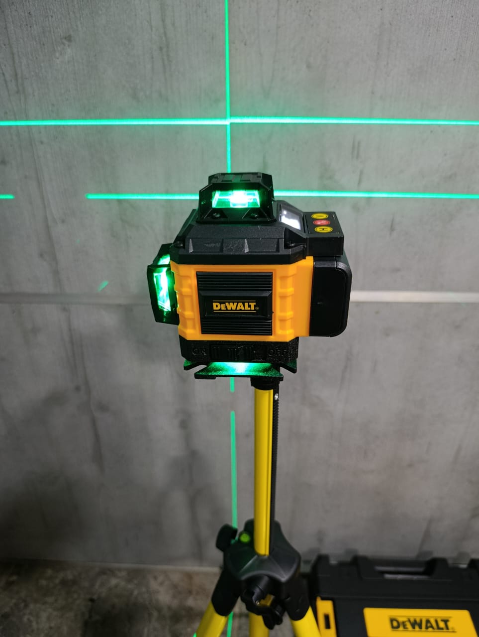 Nivel Láser Profesional 360° con Trípode y Accesorios